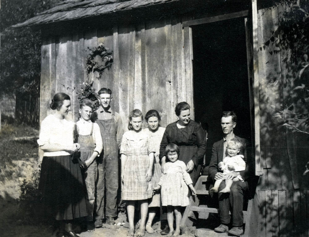 Photo of 9 members of the Ritchie family.