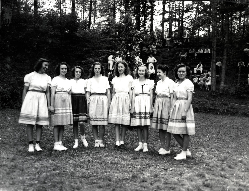 Weaving class in hand-woven skirts. Pearl Taylor, Ernestine Vitatoe, Bess Taylor, Jolene Lucas, Gladys Carroll, Reba Blevins, Margaret Slusher, Betty Huff -- 1946. nace_1_022b.jpg